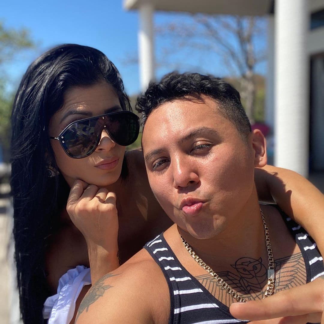 Edwin Luna posa con atractiva modelo y balconea ‘celos’ de Kimberly Flores en cómica foto