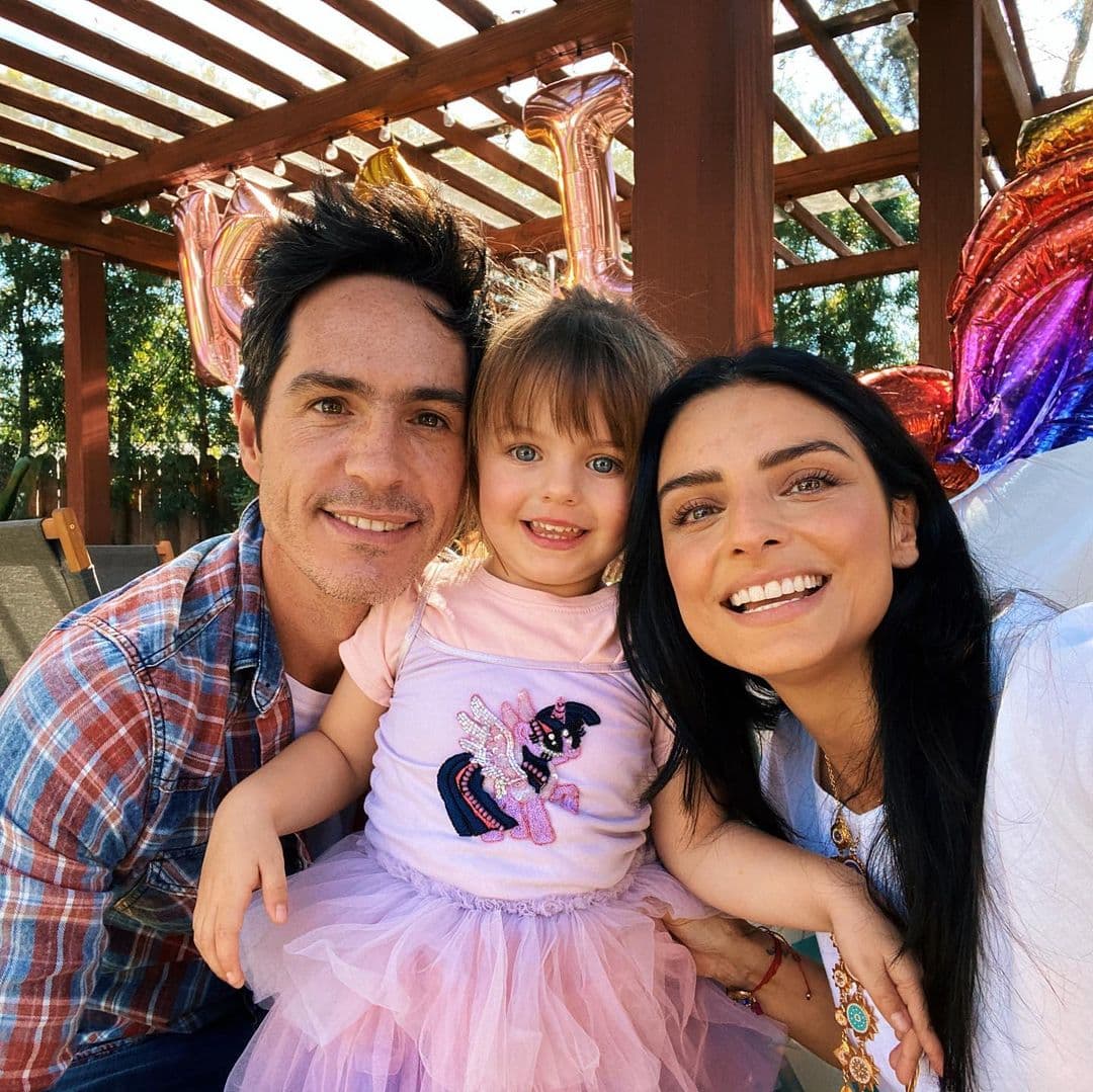 Aislinn Derbez hace realidad el sueño de Kailani y le pinta el cabello de rosa: ‘Pelo de sirena’
