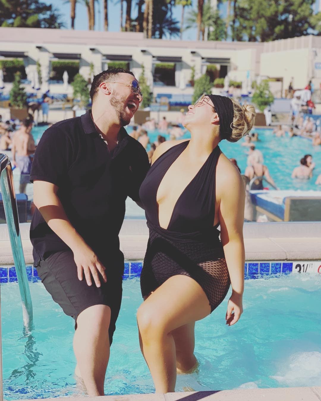 El mismo mes, se asoma una reconciliación y Lorenzo aparece sorpresivamente en la presentación del disco de Chiquis, donde cantan a dueto y se dan un tierno beso.