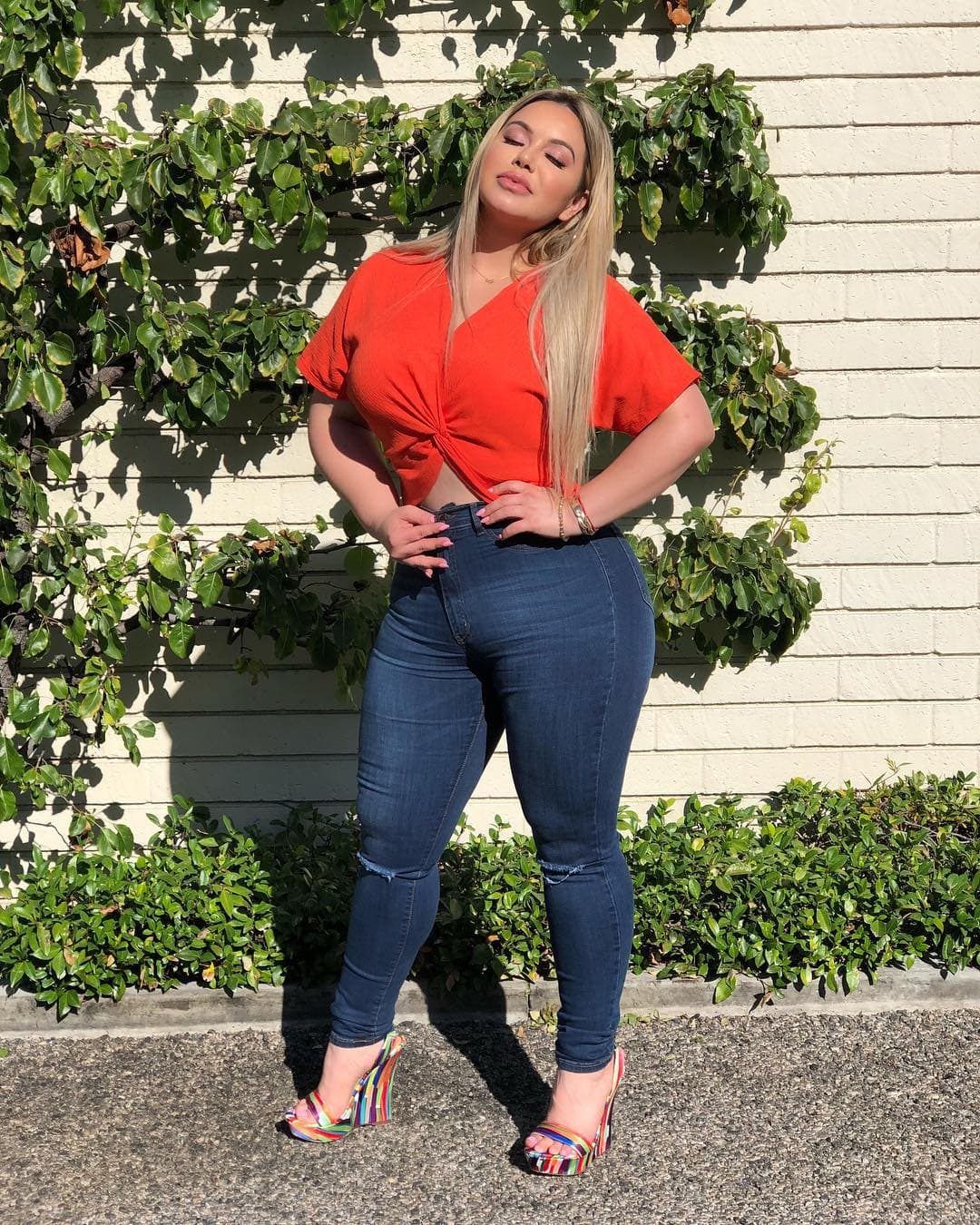 Luce increíble con sus jeans de tiro alto