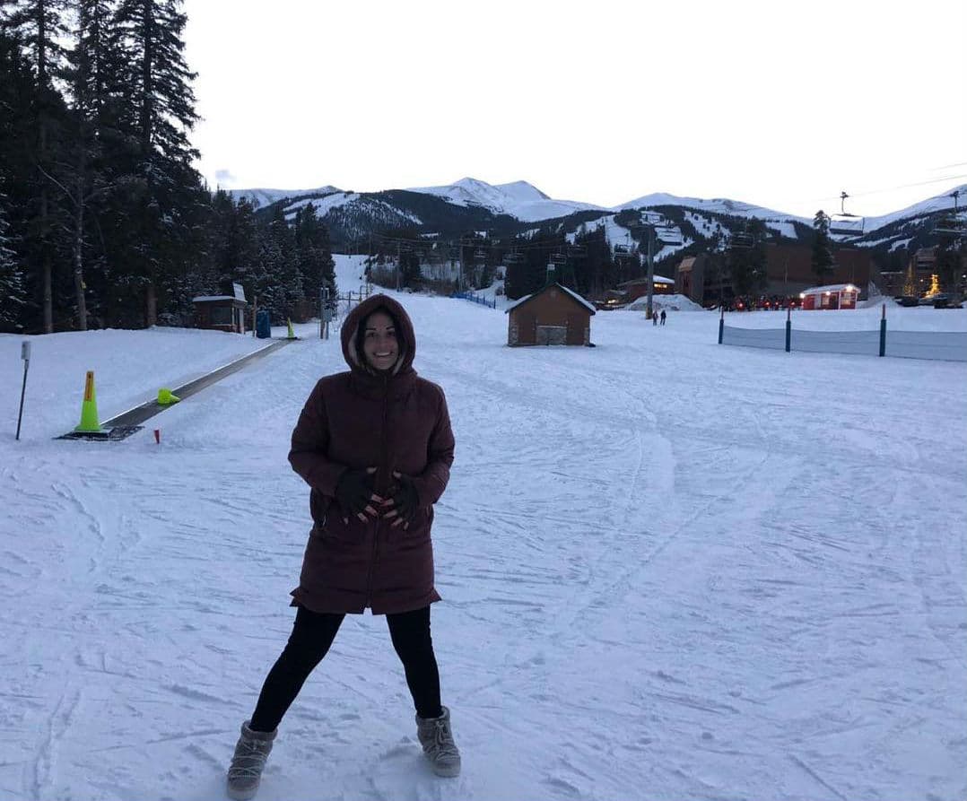 Una de las primeras veces en que dejó ver su pancita, fue durante las vacaciones decembrinas que tomó al lado de su esposo y su hija en Estados Unidos.