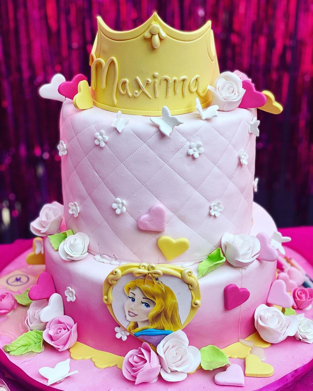 La publicación de inmediato registró cientos de felicitaciones como la de Maribel Guardia: "Feliz cumpleaños a tus dos príncipes. Dios te los bendiga"; Sharis Cid:Ayuyyuuu cuquita felicidades a ti a Jorge por tan hermosos bebés dios lo bendiga siempre los amo" y Chantal Andere: "Feliz cumpleaños a estos 2 hermosos".