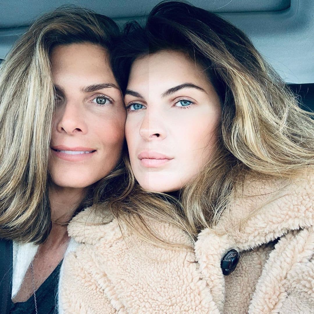 Montserrat Oliver compartió en redes sociales que se casará con su novia, Yaya Kosikova. Te contamos la historia de cómo Montse pasó de esconder su orientación a comprometerse con el amor de su vida.