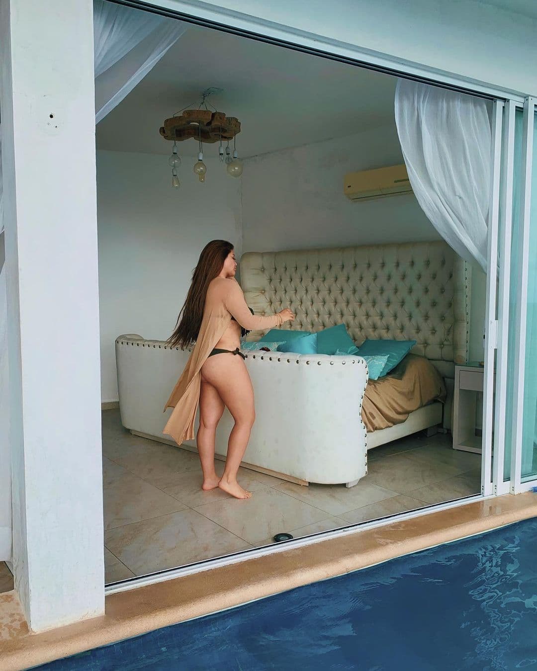 Aunque fue dolorosa tanto el ponerse los implantes como el quitárselos, Gomita afirmó que ahora que ve los resultados está contenta por cómo luce actualmente su trasero.