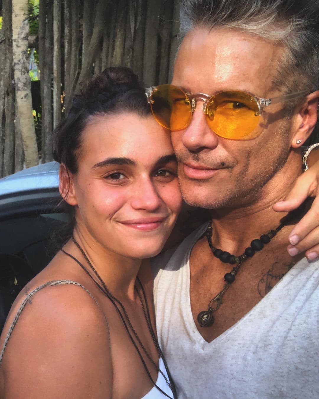 A tan solo tres meses de haber iniciado su noviazgo, el intérprete venezolano se comprometió con la joven en una de las paradisíacas playas de Tulum, Quintana Roo. Las imágenes del romántico momento se dieron a conocer en el programa Hoy, emisión en la que reveló que un diamante blando de 5 kilates había sido la joya que le había entregado a su prometida.