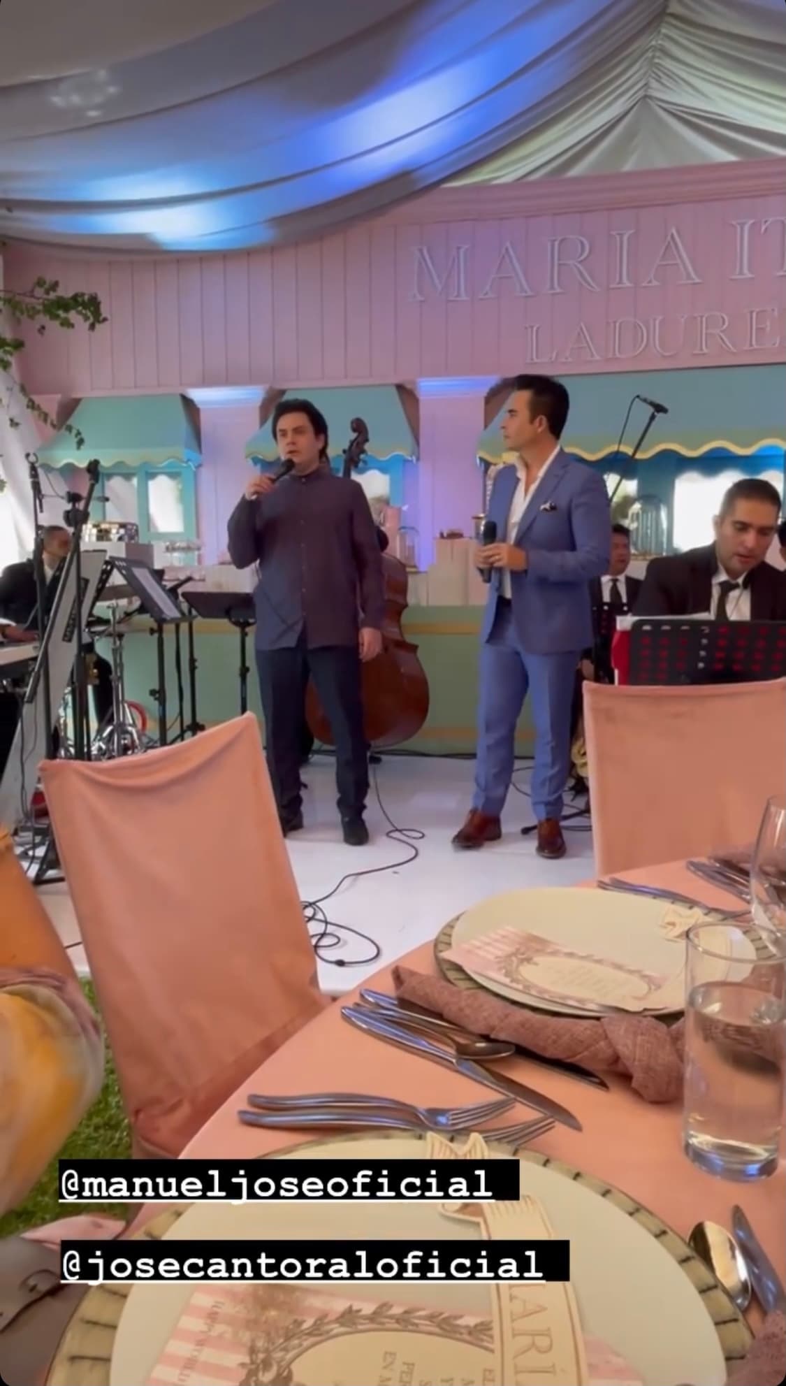 Mientras que para amenizar el festejo, la música corrió a cargo de Manuel José y su hermano, José Cantoral, quienes se aventaron tremendo palomazo con canciones de José José.