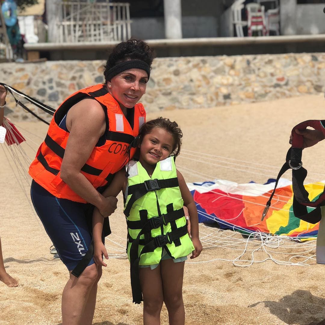 Verónica Castro y su nieta Rafaela de vacaciones