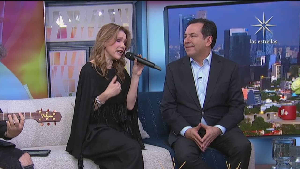 Kika Edgar le canta a Lalo Salazar en el noticiero 'Despierta'.
