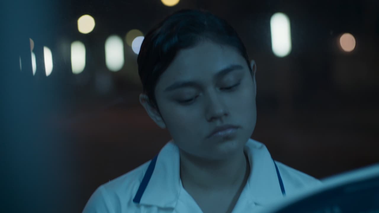 Pero 'Montserrat' no tiene idea de lo que va a pasar: 'Santiago' orilla el vehículo, apaga las luces para evitar que lo vean y amenaza a la joven con violarla.