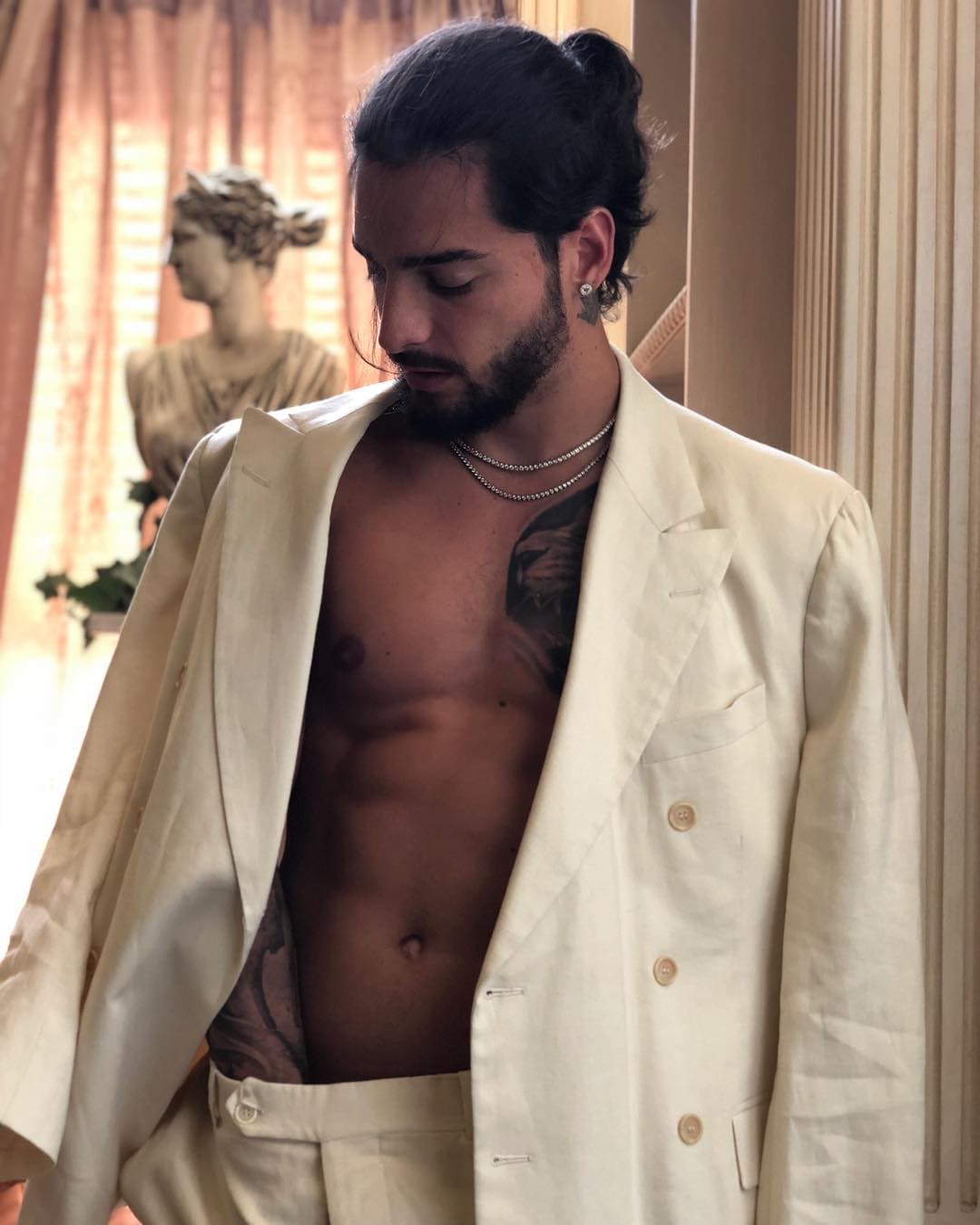 Tenemos para ti las mejores fotos con el torso desnudo de Maluma, de nada.