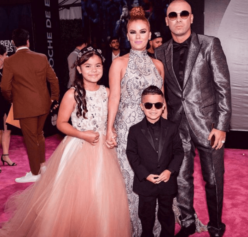Wisin llegó con toda su familia.