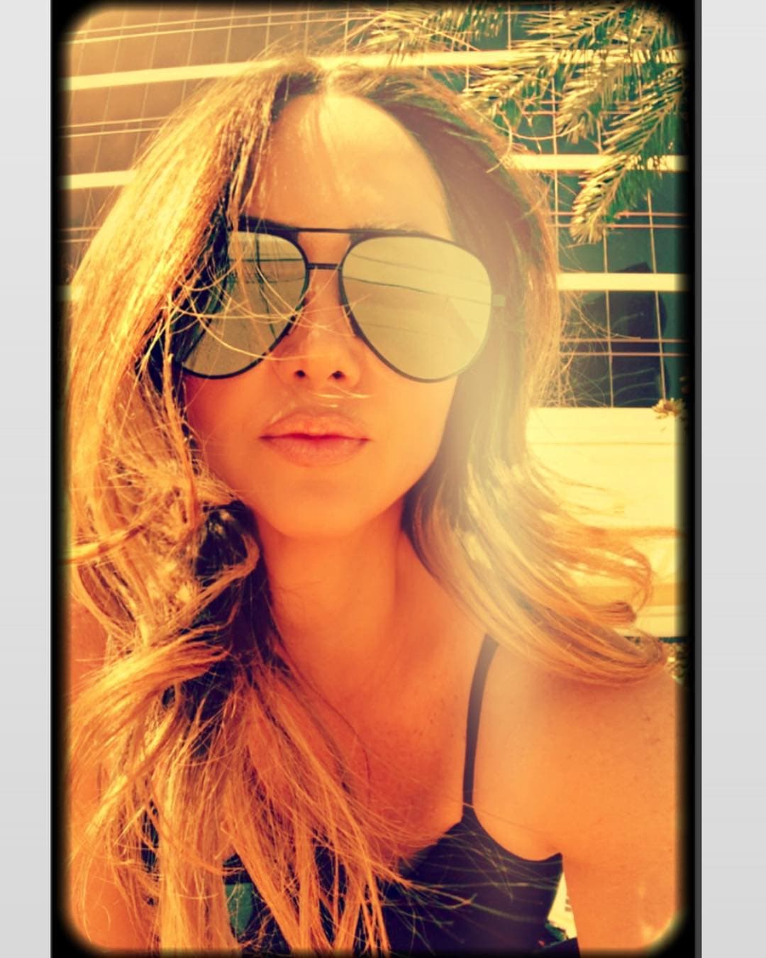 Labios: Aplícate gloss en tonos claros para dar mayor simulación de volumen.