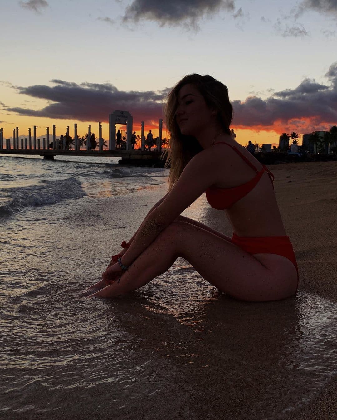 La joven se encuentra disfrutando del verano en Hawái, donde ha decidido realizar algunas fotografías en las que enmarca su belleza con los paradisiacos paisajes del destino turístico. Hecho que no tiene muy contento a su papá, quien hace tan solo unos días le envió un peculiar mensaje luego de que mostró su abdomen plano.