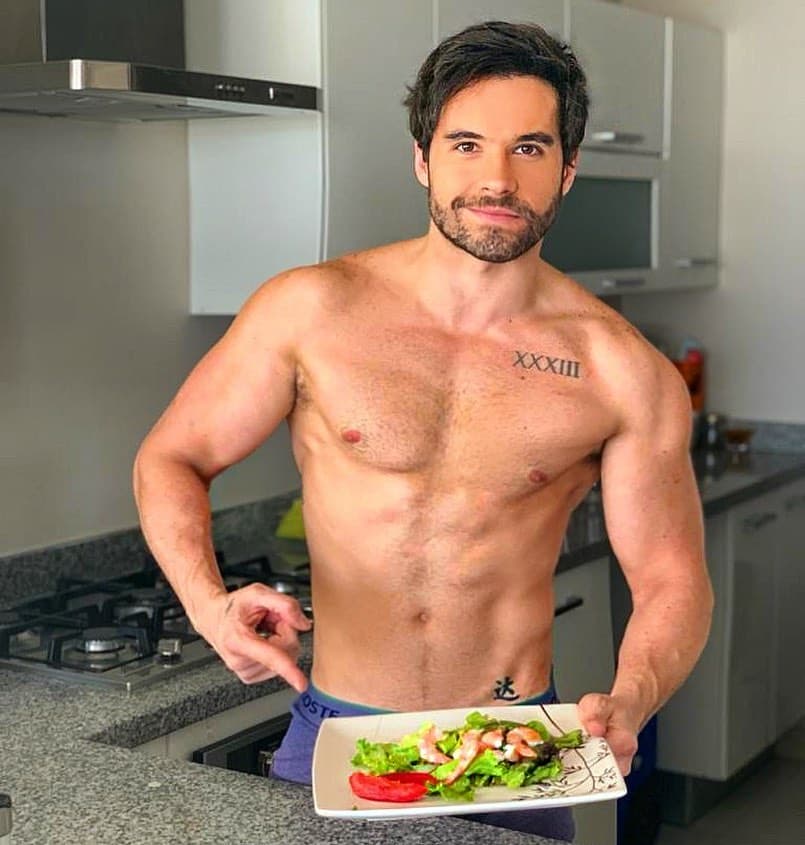 Otro galán que robará suspiros es Eleazar Gómez. En "La Mexicana y el Güero", el actor interpreta a "Sebastián".