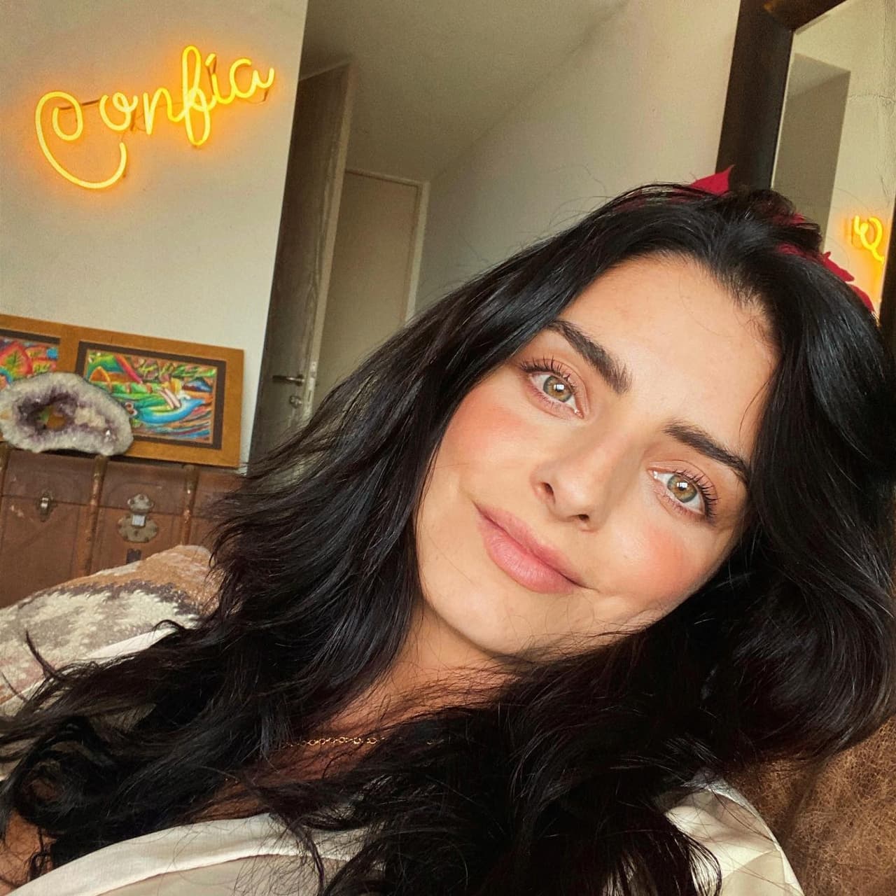 Aislinn Derbez responde sin tapujos a quienes la critican por vestir ropa de segunda mano
