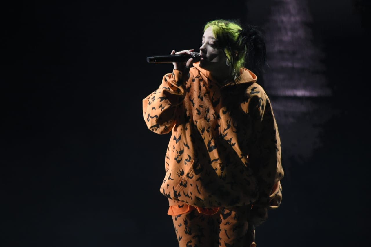 Billie Eilish se golpeó con el micrófono en el Corona Capital y fue tierno pero vergonzoso
