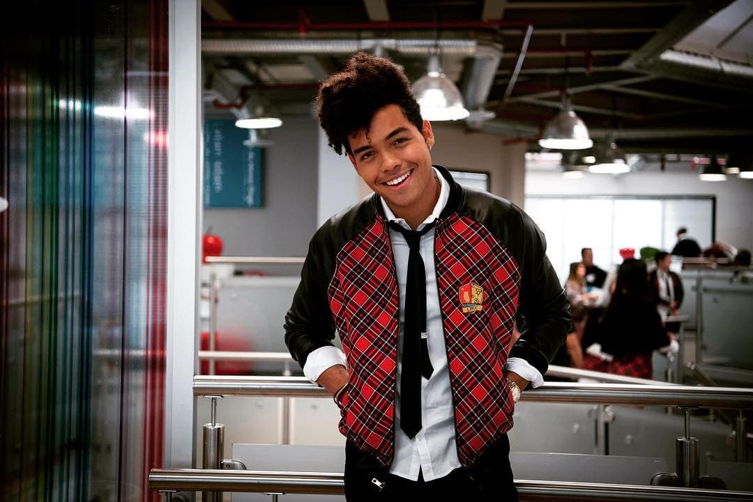 ¿Cuáles son tus pasatiempos? Me gusta ir al cine, escuchar música solo y bailar.