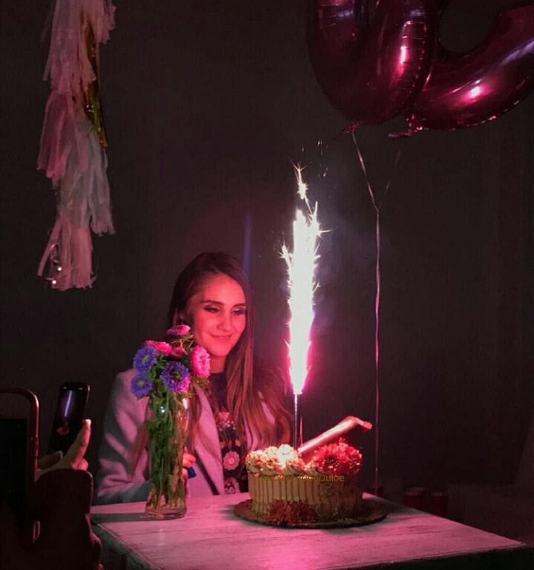 “Después de 33 años puedo decir que sigo siendo YO en todos los aspectos, que no han podido corromper mis sueños, que con voluntad y pasión y esfuerzo se pueden realizar muchos de nuestros sueños y seguiré defendiendo los muchos otros que me faltan y entenderé que los que no se cumplen es porque Dios tiene un plan mejor”.