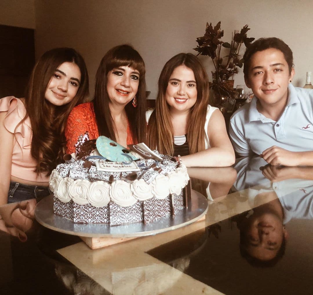 “Felices de poder estar contigo Mami. Gracias siempre por todo, por estar con nosotros, apoyarnos, impulsarnos, motivarnos, cuidarnos, amarnos, escucharnos y ser la mejor mamá que Dios nos pudo dar. Te amamos infinitamente”, señaló hace algunos meses Mariana Botas.