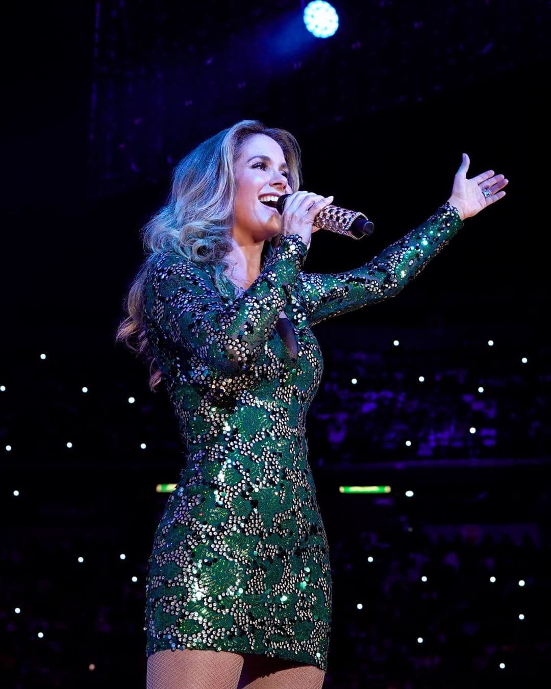 La exitosa carrera de Lucero dentro de la música mexicana le ha dado la oportunidad para experimentar en diferentes géneros musicales, siendo el regional mexicano uno de sus favoritos. Recientemente la intérprete tuvo la oportunidad de grabar un dueto con Banda Los Sebastianes y su sencillo “A Través del Vaso”.