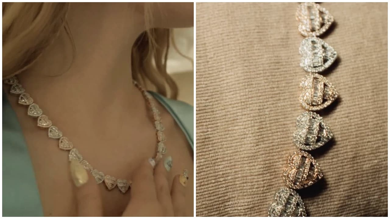 Belinda presume su collar de corazones