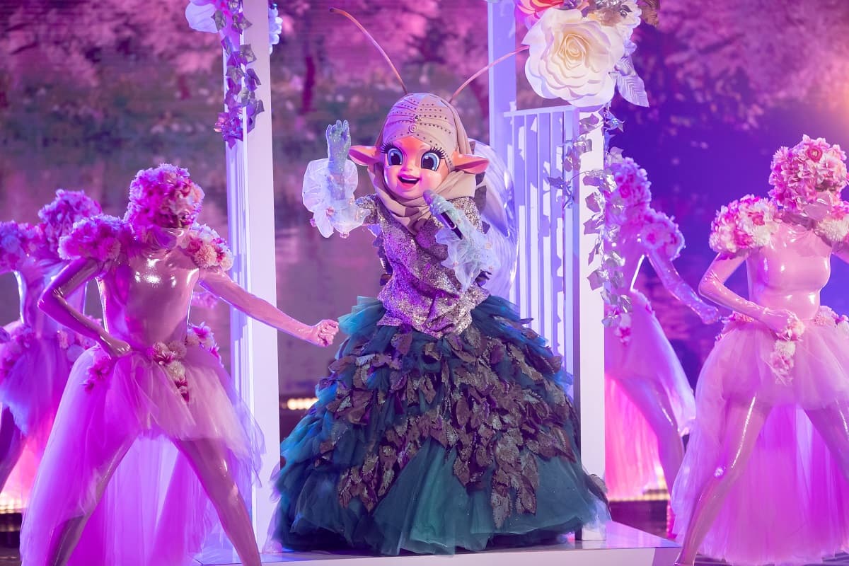 En el primer programa, Caracol cautivó al panel de investigadores por su interpretación única de ‘Como la flor’, éxito de Selena Quintanilla.