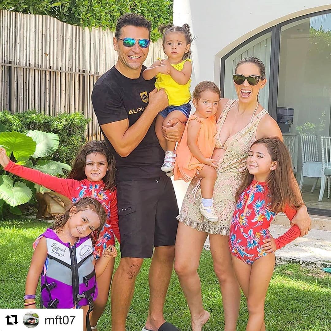 Esposo de Jacky Bracamontes sufre tremendo susto al ver que su hija cae de cabeza por un tobogán