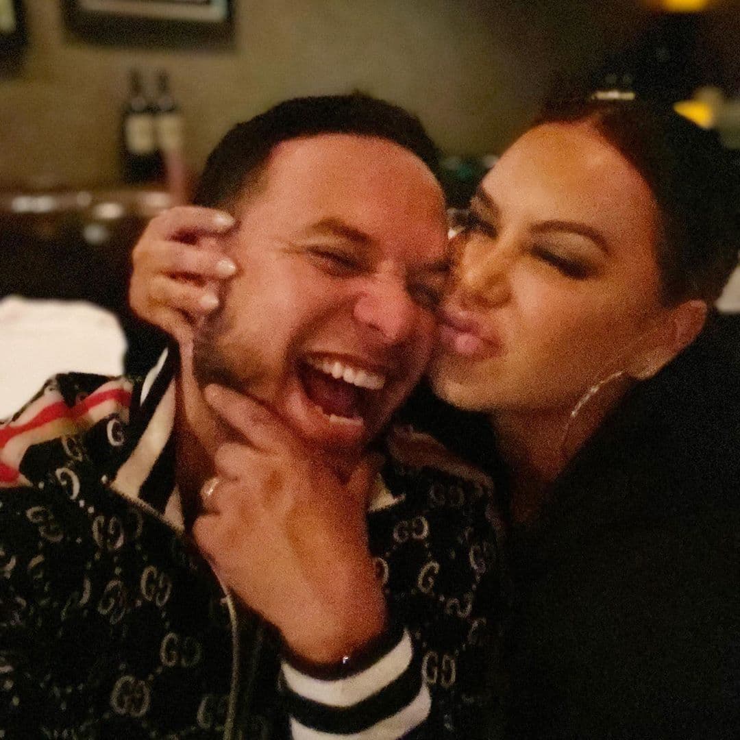 A través de las redes sociales, tanto Chiquis como Lorenzo dieron algunas pistas sobre la situación que vive su matrimonio. La primera fue la publicación que hizo Méndez en Instagram, donde aparece cantando el tema ‘Me dediqué a perderte’.