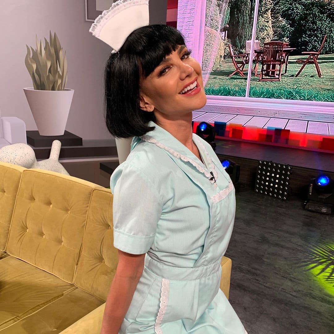 La rubia se convierte en una bella morena de cabello corto para la comedia.