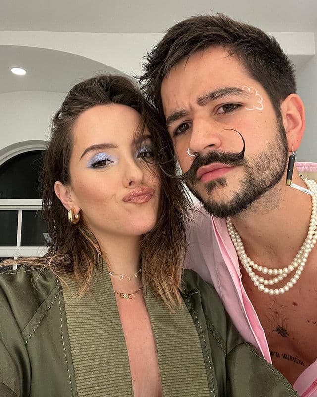 La pareja fue captada con su bebé en brazos.