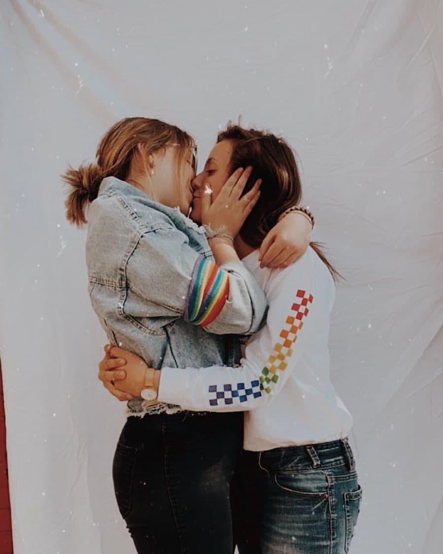 Tras el romántico festejo que realizaron para conmemorar su primer año de relación y luego de lanzar un fuerte mensaje contras los ataques homofóbicos de los que han sido blanco, Pau González, hija de Andrea Rodríguez, productora del programa Hoy, y su novia Pam Rosendo compartieron en la cuenta de Instagram que abrieron en conjunto cómo inició su historia de amor.