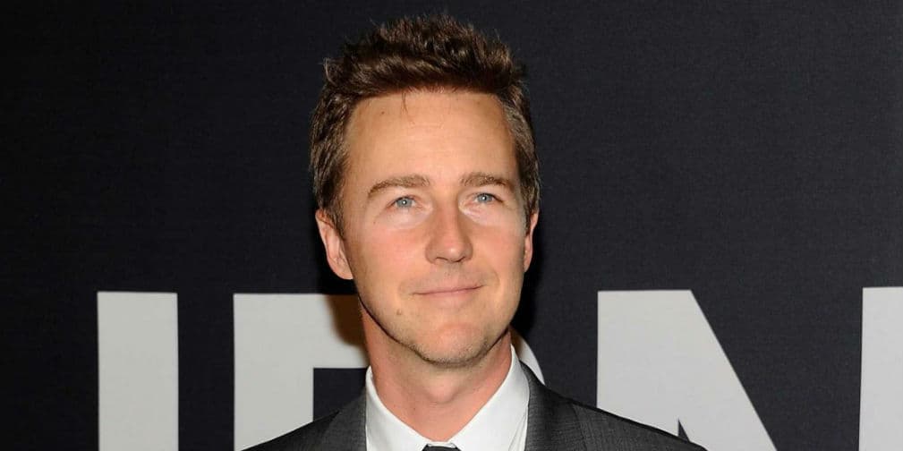 7. Edward Norton: Habla japonés, es un experto en artes marciales y trabajó como analista para una ONG.
