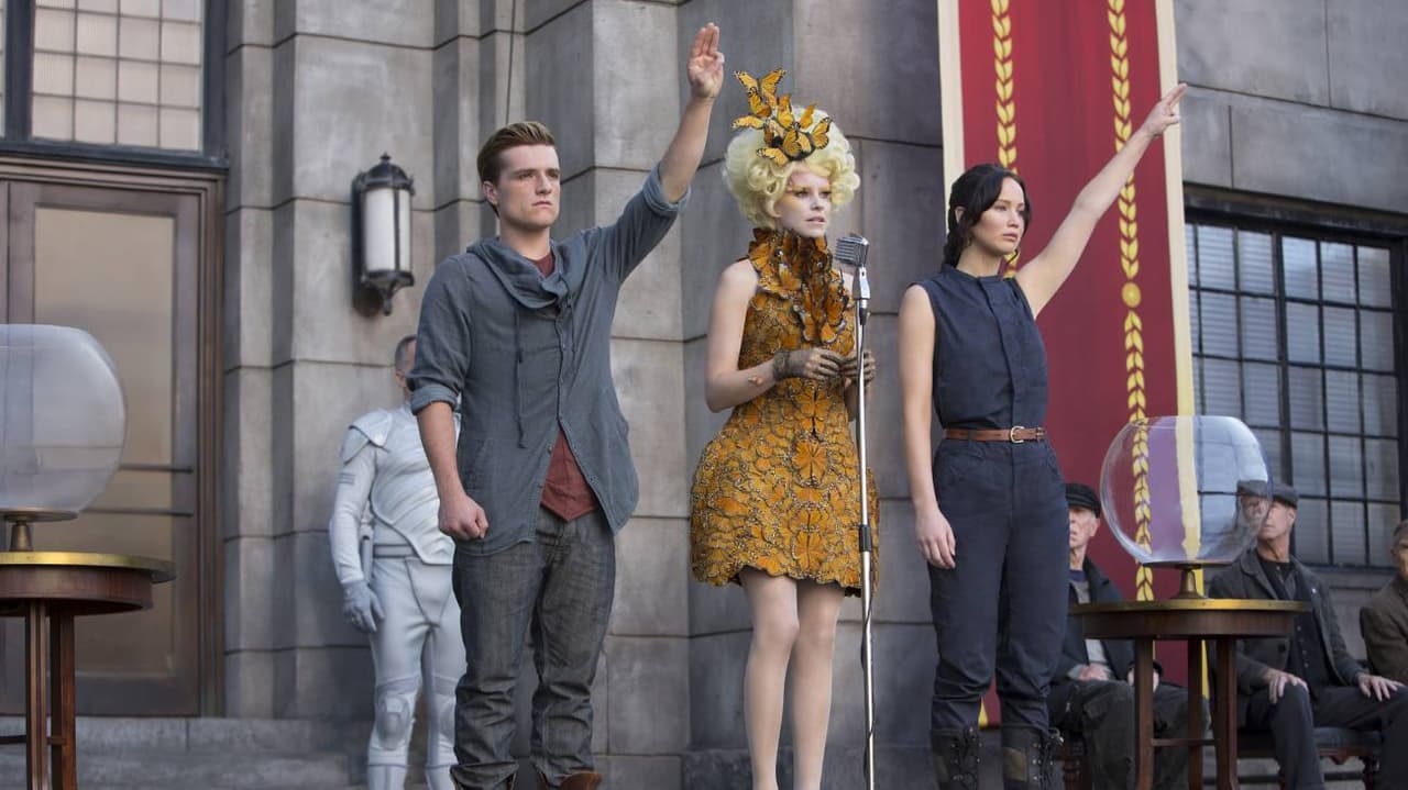 Josh Hutcherson, Elizabeth Banks y Jennifer Lawrence en 'Los juegos del hambre: En Llamas'.