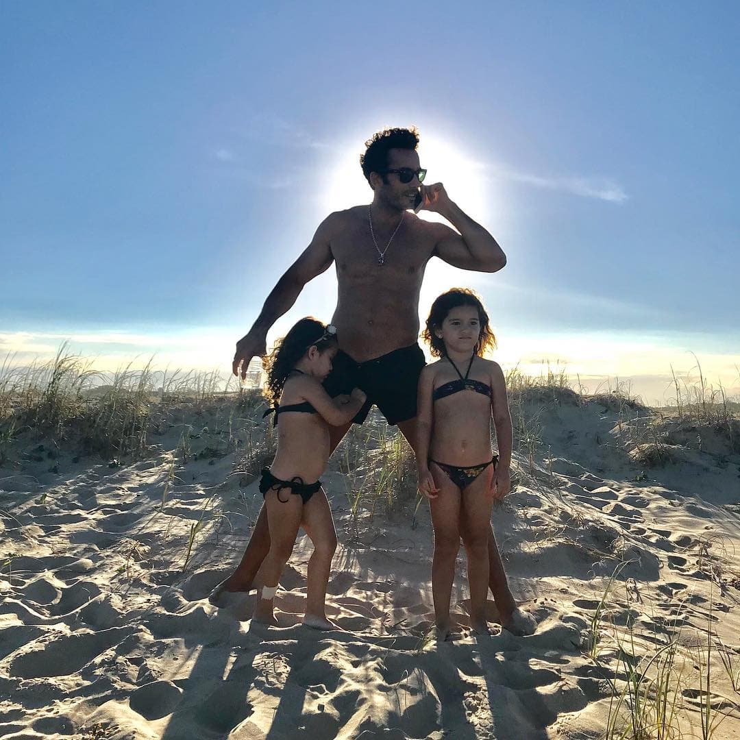 Aarón Díaz adora a sus hijas Erin y Regina