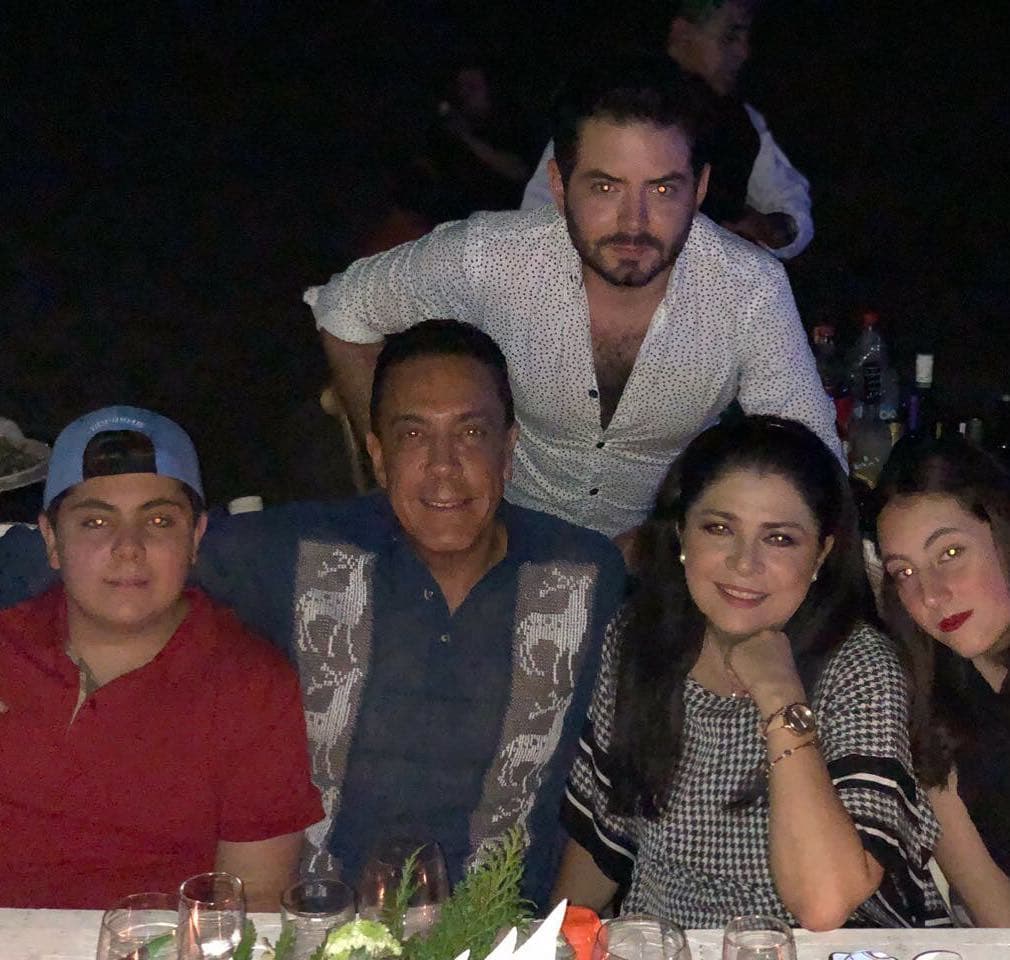 José Eduardo Derbez ha mostrado la gran relación que tiene con los Derbez, pero ahora te mostramos lo unido que es a su padrastro y a sus medios hermanos por parte de su mamá