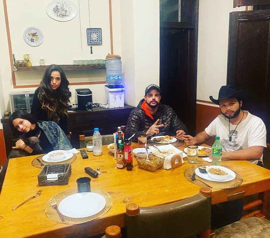 Tras cumplir con su condena, José Emiliano por fin se pudo reunir con sus medios hermanos y su padre en México, hecho que quedó plasmado en una tierna fotografía en Instagram. “Hace tiempo que no podíamos tomar una foto así. No hay fecha que no se llegue”, precisó Pepe Aguilar.