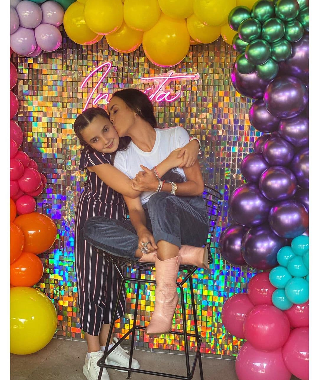 “Quiero gritar siempre al mundo que te AMO y que mi vida sin ti no sería la misma. Llenas mi mundo de sonrisas y puras alegrías. Te amo nena disfruta tu día. Y a todas ustedes gracias por venir de la mano con nosotras desde que nació... ya hoy que cumple 11 años!!!. Ustedes son parte de este festejo. Gracias por siempre estar conmigo y mis pulguitas, esta familia también es suya”, apuntó.
