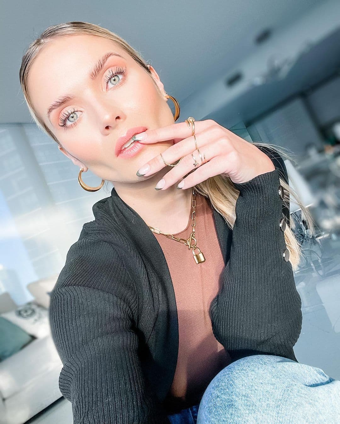 Seguimos con Kimberly Dos Santos y su look casual cuya elección de prendas y colores, es perfecta para estos días de frío. La actriz eligió unos jeans de mezclilla, un top café liso, un suéter negro y un collar dorado que dieron como resultado uno de nuestros outfits preferidos por ser sencillo, fácil de armar y sin duda, calientito. Puedes usarlo para un día normal en casa o con amigos. (Ojo, no es recomendable si el frío en donde vives es demasiado intenso).