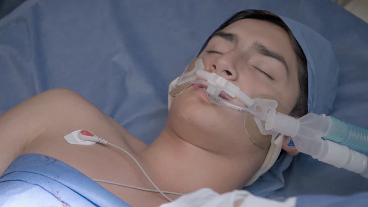 Ambos entran a cirugía para extraer la bala, ¿se salvarán?
