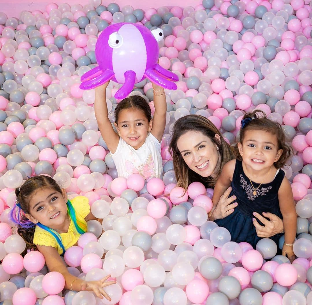 Jacky Bracamontes impacta al mostrar que sus hijas se subieron a montañas rusas