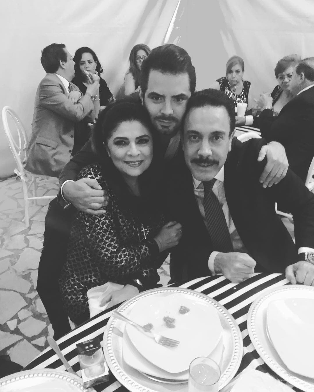 José Eduardo Derbez es fruto de la relación que tuvieron Victoria Ruffo y Eugenio Derbez de 1992 a 1997. Luego de su separación, la actriz rehízo su vida con el político Omar Fayad, con quien tras un tórrido romance contrajo nupcias en marzo de 2001.