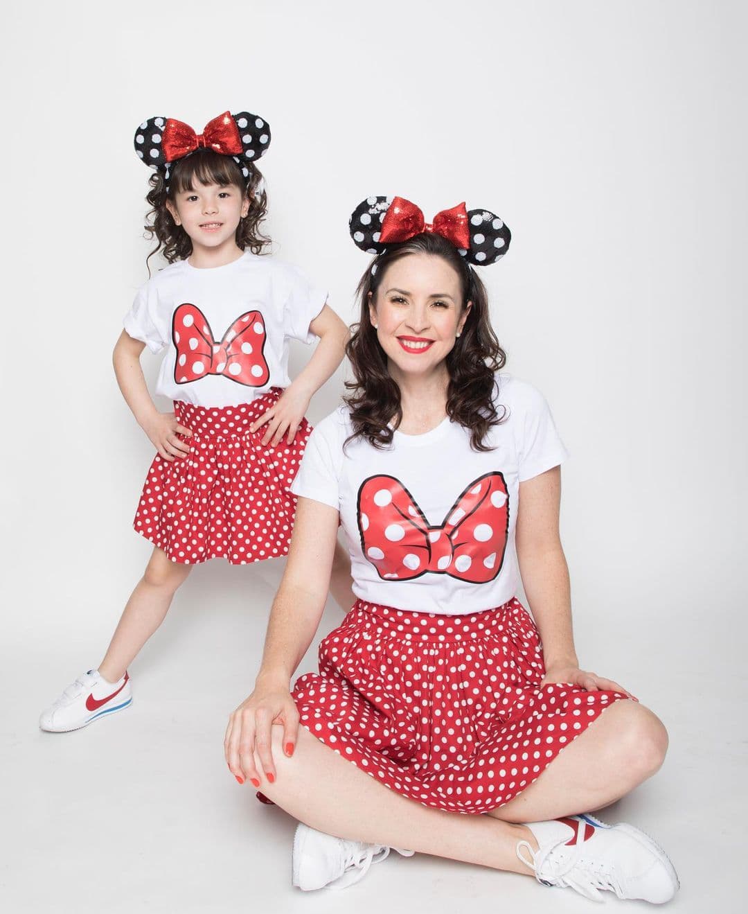 Tanto en su perfil personal como en el de su pequeña hay diversas fotografías en las que aparecen ambas luciendo los mismos vestidos.