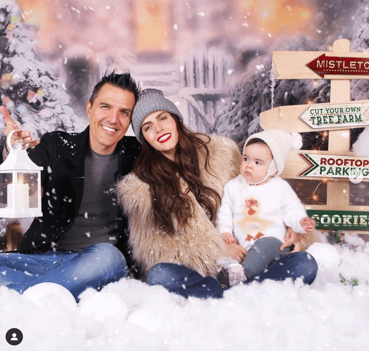Claudia Álvarez protagonizó una increíble sesión fotográfica junto a Kira y su esposo Billy Rovzar. De acuerdo con la actriz, la encargada de capturar el mejor ángulo de la familia fue la fotógrafa Pamela Kim.