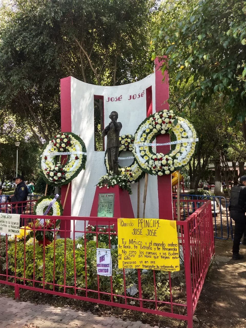 Varias coronas y arreglos florales fueron colocados en la estatua de José José, la cual se encuentra en el Parque de la China, lugar en el que 'El Príncipe de la Canción' nació y vivió muchos años.
