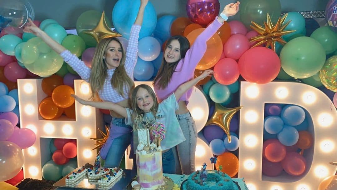 Aunque estuvo presente en la celebración y desde hace meses convive con las niñas, hasta el momento la actriz rusa no ha compartido ninguna fotografía junto a sus hijastras, para las que siempre ha pedido respeto.