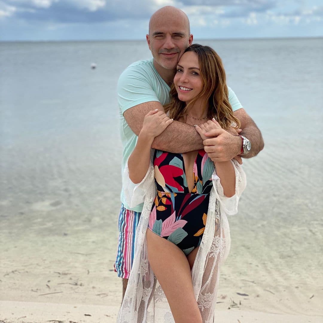 Erika Zaba sorprende con foto en traje de baño a dos meses de dar a luz