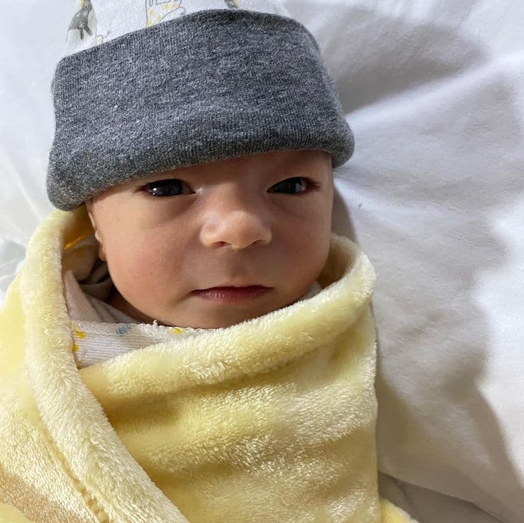 “Siempre soñé con este momento, pero jamás lo imaginé. Feliz de presentarles con mucho amor y a quien vino a cambiar mi vida para sacar lo mejor de mí: Luca. Gracias mi vida por querer formar la que estoy seguro será la mejor familia y equipo, por permitirme y darme la mejor oportunidad de vida al ser papá a tu lado, te mega amo. Ahora si la familia completa”, precisó.