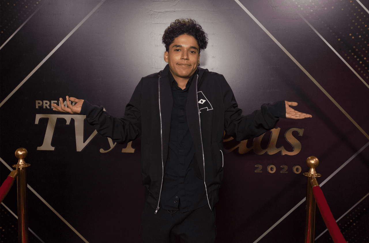 Benny Emmanuel se unió a 'El Dicho' en la sexta temporada del programa (2016), como 'Pato', llegó para ayudar a 'Marieta' a atender la cafetería ante la salida de otro de los personajes.