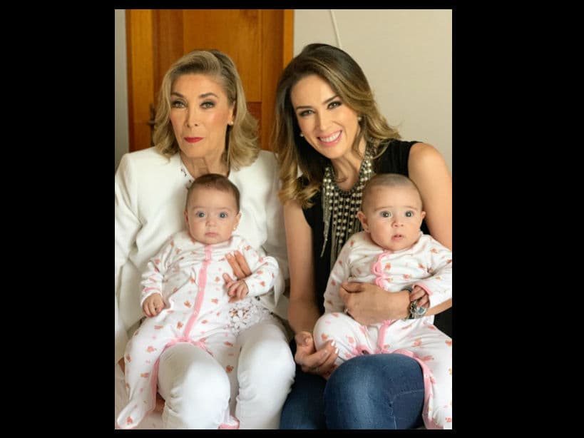 La conductora de Netas Divinas recibió la visita de su madre, Jacqueline Van Hoorde, razón por la que aprovechó la ocasión para tomar una fotografía de sus mellizas junto a su abuela.
