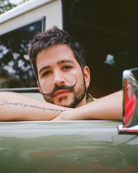 Camilo conmueve al llevar a Índigo a premiación de la forma más tierna